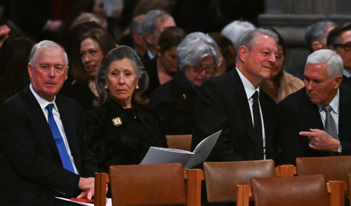 Dan Quayle, Marilyn
Quayle, Al Gore and Mike Pence. The Quayles are looking quite old these days.